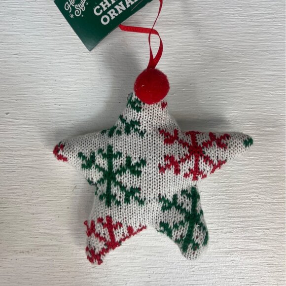 Holiday Style Set of 6 Christmas Ornaments Knit White Green Red New - Picture 8 of 11